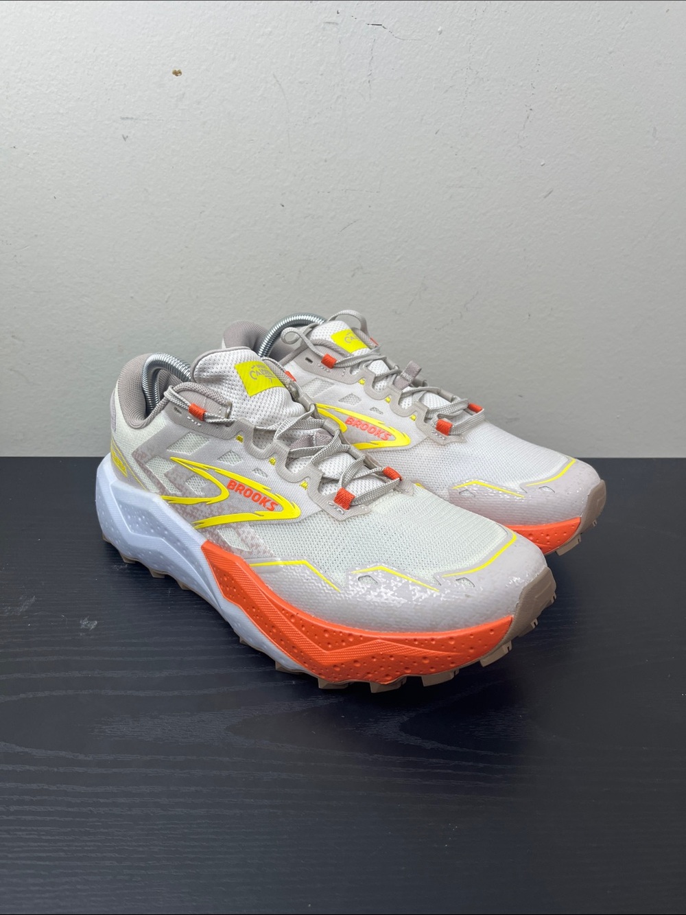 Brooks Caldera 7 Men's Size 9 White Orange Yellow Trail Running Shoes NIB
